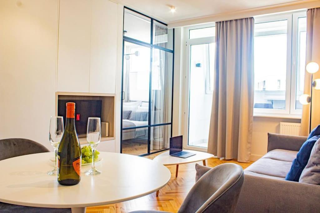 Central Apartment With Balcony And Views, Old Town, Metro Varsó Kültér fotó