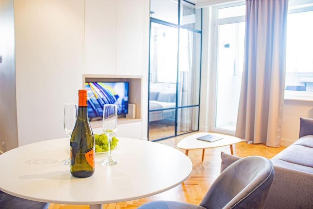 Central Apartment With Balcony And Views, Old Town, Metro Varsó Kültér fotó