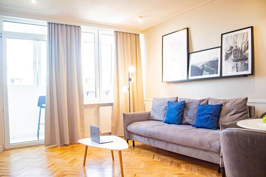 Central Apartment With Balcony And Views, Old Town, Metro Varsó Kültér fotó